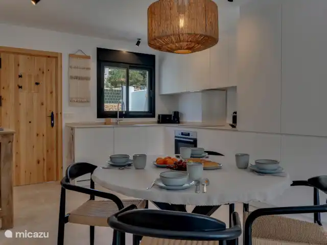 De keuken is van alle gemakken voorzien; combi oven magnetron, grote koelkast en vriezer, koken op inductie, afzuigkap en vaatwasser